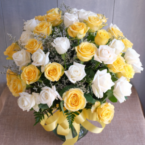 white yellow roses vase