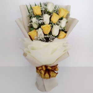 12 yellow white roses bouquet