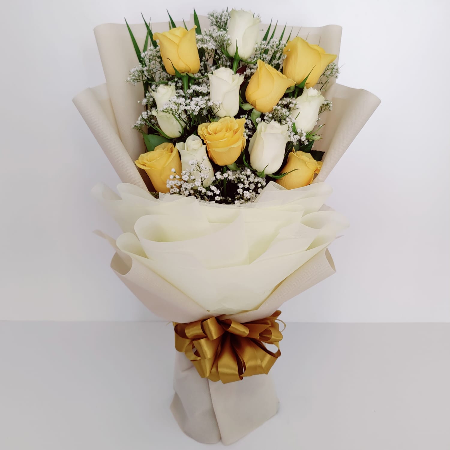 12 yellow white roses bouquet