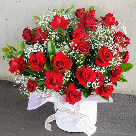 red roses in hat box