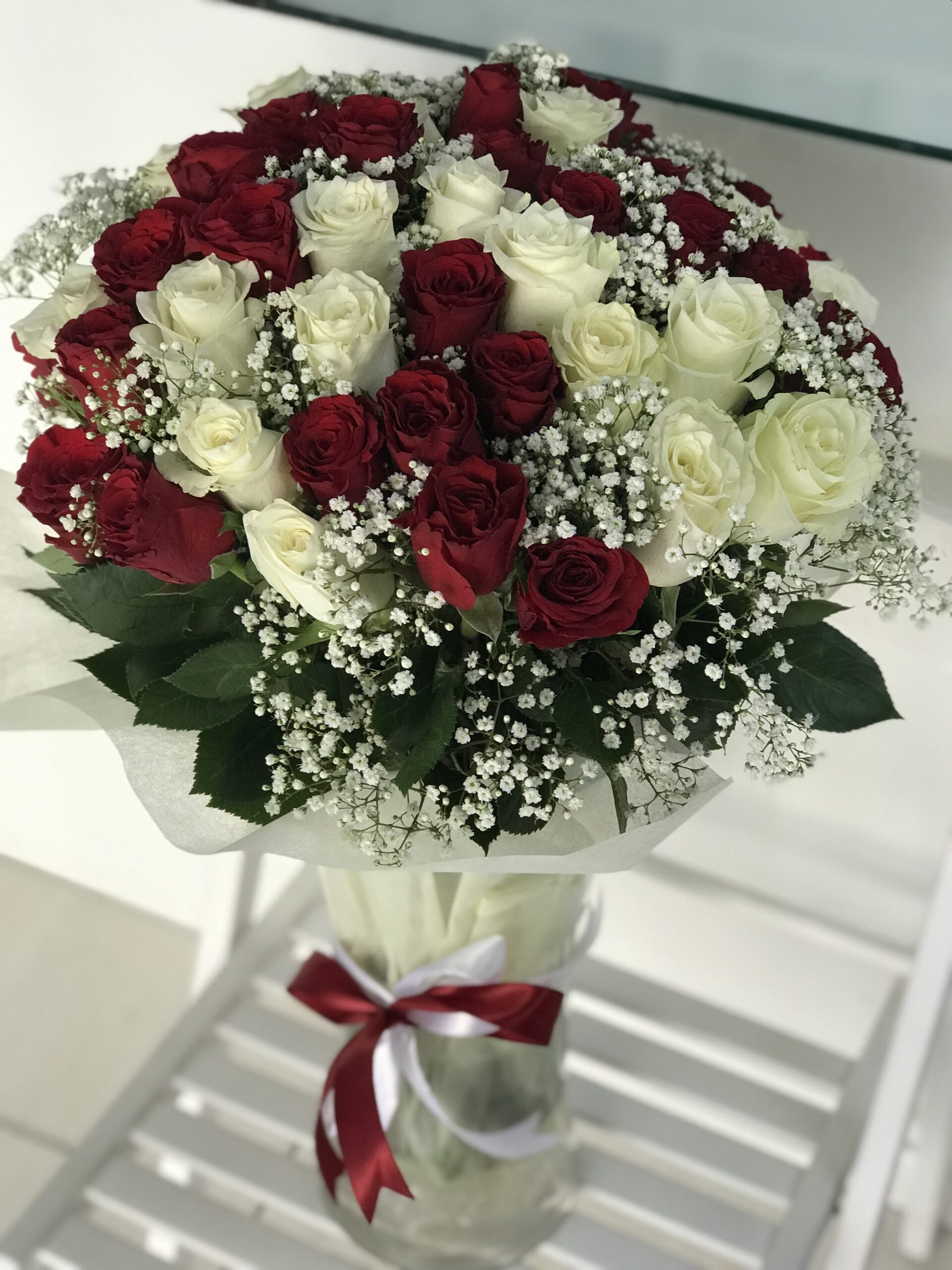 red white roses vase